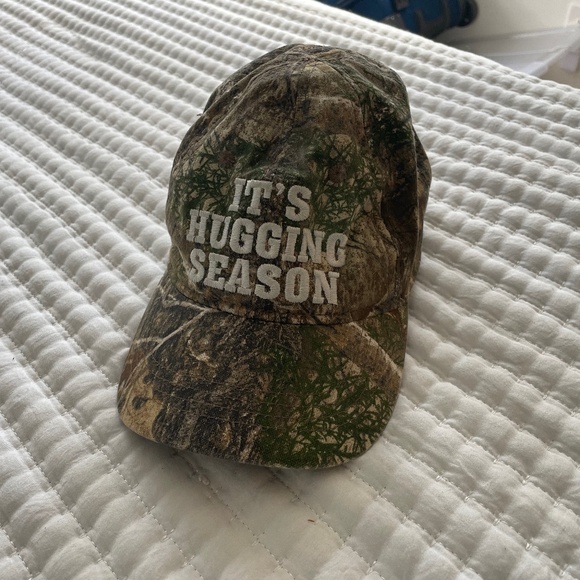 Its hugging season  kids hat - Picture 1 of 3